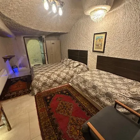 Cave House ゲストハウス 3*
